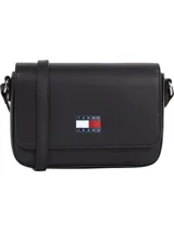 Cartera bandolera Tommy Jeans de color negro, confeccionada en poliuretano con acabado liso, solapa magnética frontal y el parche distintivo de la marca en el centro.
