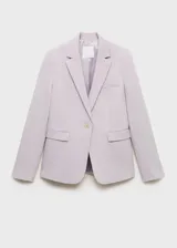 Chaqueta entallada de diseño recto con cuello de solapa con muesca, cierre frontal de un botón, hombros estructurados y mangas largas con puños abotonados. Cuenta con dos bolsillos de ribete en la parte delantera y uno en el pecho, además de una abertura posterior y forro interior.