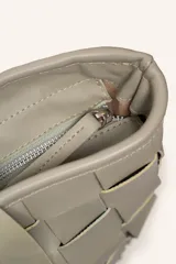 Cartera tote de cuero marrón con diseño trenzado a mano, de formato rectangular y doble asa de hombro.