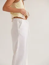 Pantalon de corte recto y ligeramente acampanado en el ruedo, con cintura elástica regulable. Diseño elegante y versátil confeccionado en tejido de rayón y poliéster.