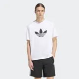 Remera Adidas Originals de corte holgado, confeccionada en algodón, con cuello redondo y el icónico logo del Trifolio estampado en el centro del pecho.