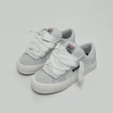 Zapatillas bajas de lona color gris claro con detalles en blanco. Cierre con cordones anchos blancos.