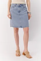 Minifalda de jean celeste con corte recto y pespuntes a contratono.
