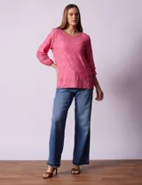Blusa blanca con bordado calado tipo broderie, de mangas largas abullonadas.