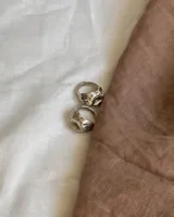 Anillo de plata 925 con diseño orgánico y voluminoso, con textura irregular que evoca una forma natural.