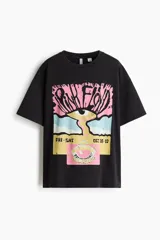 Remera negra de corte oversized con diseño estampado de Pink Floyd en el frente, cuello redondo y mangas cortas.