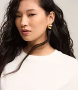 Blusa básica de mujer color negro, confeccionada en malla encorpada de algodón, con cuello redondo y mangas cortas de corte oversized con sisas desplazadas.