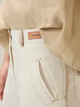 Pantalón de lino color beige, de corte recto y elegante, con bolsillos laterales.