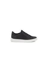 Zapatillas urbanas Ecco Street Tray color negro, confeccionadas en cuero de plena flor con cordones negros y suela blanca.