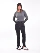 Remera de manga larga color gris oscuro, de corte ajustado y tejido acanalado.