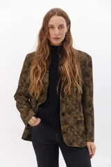 Blazer marrón con estampado abstracto, de corte recto y solapas clásicas.