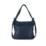 Bolso de cuero azul marino que se transforma en mochila.