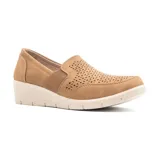 Zapato casual Korium Confort Thia 491 color beige, con capellada calada, elástico lateral y plataforma baja.