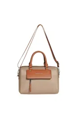 Cartera tipo morral de color beige con detalles y asas en cuero sintético tostado. Cuenta con una solapa frontal con cierre metálico, doble asa de mano y correa larga ajustable y desmontable.