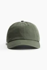 Gorra de sarga de algodón con diseño clásico de seis paneles, visera curva y cierre posterior ajustable con hebilla metálica.