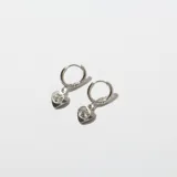 Par de aros argolla plateados con dije de corazón con strass.