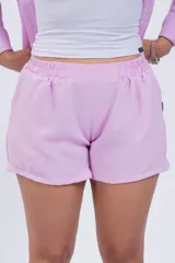 Short blanco de tela liviana con cintura elastizada.