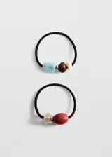 Pack de dos gomas de pelo elásticas con abalorios decorativos de piedra y resina en tonos celeste, marrón, beige y rojo.
