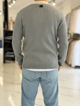Sweater marrón de tejido de punto acanalado, con cuello polo en color marfil y cierre frontal en V. Presenta inscripciones y logotipos bordados en el pecho, incluyendo la palabra "Concept" en tipografía cursiva y "ALL GOOD FEELS" en la parte inferior.