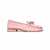 Mocasín plano de cuero color rosado, con punta redondeada y taco bajo. Presenta un detalle artesanal de tiras entrelazadas en tonos nude, verde y rosado alrededor del empeine, rematado con un aplique colgante central con piedra transparente.