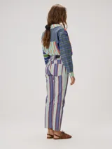 Pantalón de corte recto con diseño de rayas verticales multicolor en tonos celeste, azul, violeta y naranja.