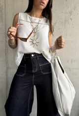 Musculosa blanca de lino con detalle de calado en el escote y sisas.