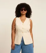 Chaleco color crudo confeccionado en viscolino, con escote en V, botones color carey y bolsillos delanteros.