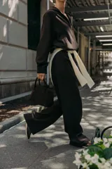 Pantalón de tiro alto con pernera ancha, confeccionado con cintura elástica ajustable mediante cordones. Cuenta con bolsillos laterales y bolsillos de plastrón en la parte posterior.