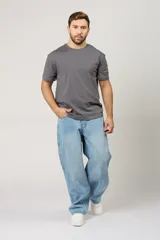 Jean de corte baggy con diseño carpintero, color azul claro lavado, con bolsillos laterales y costuras reforzadas.