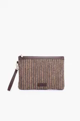 Clutch de rafia en tonos marrón y chocolate, con cierre superior y tira de muñeca en cuerina marrón.