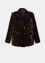 Blazer de terciopelo color marrón oscuro, con cuello de solapa, cierre frontal de doble botonadura y bolsillos con solapa. Presenta un diseño recto y forro interior.