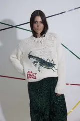 Sweater tejido a mano en lana merino color crudo, con cuello redondo y puños ajustados. Presenta un bordado de una mantis religiosa y la frase "All must dance" en el frente.