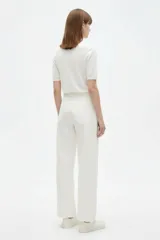 Pantalón jean blanco de corte recto y tiro alto, con bolsillos laterales y traseros clásicos.