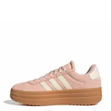 Championes urbanos Adidas modelo VL Court Bold, color rosado con detalles en blanco y suela de plataforma color caramelo. Confeccionados en gamuza con las clásicas tres tiras laterales.