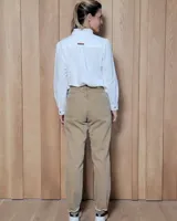 Pantalón de jean de corte recto y tiro medio, en color gris oscuro con efecto lavado. Presenta cierre frontal con botón y bolsillos laterales y traseros.