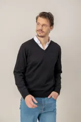 Sweater de cuello en V confeccionado en lana merino, de diseño clásico con puños y ruedo acanalados.