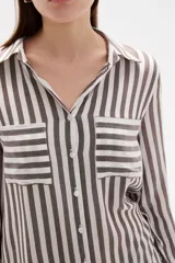 Camisa de viscosa con estampado de rayas verticales, cuello camisero, cierre frontal de botones y bolsillo en el pecho.