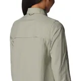 Camisa Columbia de manga larga en color verde militar, modelo Silver Ridge 3.0. Confeccionada con tecnología Omni-Shade™ de protección solar UPF 50 y tejido de secado rápido Omni-Wick™. Cuenta con cuello clásico, cierre frontal con botones, bolsillos en el pecho con solapa y sistema para arremangar las mangas.