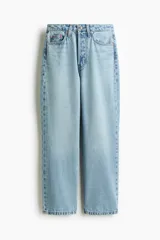 Jean tobillero de cinco bolsillos en denim de algodón rígido, con piernas rectas de corte holgado y cintura de tiro alto con cierre y botón.