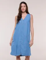 Vestido midi de denim liviano color celeste, con silueta evasé, escote en V, sin mangas y bolsillos laterales.