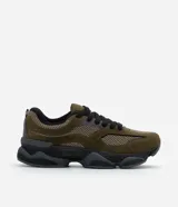 Championes estilo dad sneaker en color verde militar, con recortes en gamuza sintética y malla técnica. Presenta suela alta de goma termoplástica en color negro y cierre con cordones.