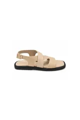 Sandalia plana de punta cuadrada con tiras cruzadas, combinando acabado liso y textura croco en tono beige. Cuenta con ajuste de hebilla lateral y suela plana en color negro.
