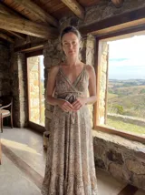 Vestido largo de tirantes finos con escote en V y diseño cruzado, con detalle de lazo ajustable en la cintura y patrón de estampado paisley.