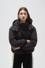 Campera puffer negra con capucha, manga larga, cierre frontal y cuello alto.