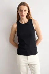 Top sin mangas de tejido canalé, con cuello redondo y ajuste al cuerpo.