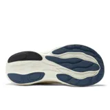 Championes de running New Balance Fresh Foam X 1080, color crema con logo gris y suela negra.