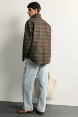 Sobrecamisa relaxed fit de algodón con diseño de cuadros jacquard en tonos marrones y verdes, cuello solapa, manga larga con puño abotonado y cierre frontal de botones.
