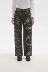 Pantalon de jean de corte ancho y tiro bajo, con estampado abstracto en tonos oscuros.