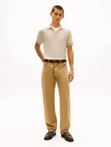 Chomba Tommy Hilfiger de color beige claro con textura de panal de abeja, cuello tipo polo con escote en V sin botones y manga corta.
