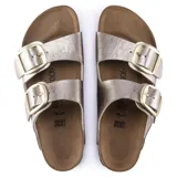 Sandalias Birkenstock modelo Arizona Big Buckle, con dos correas anchas en color taupe metalizado y hebillas grandes doradas. Presenta plantilla anatómica de corcho y suela de goma.